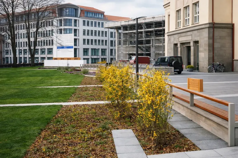 Park- und Grabpflege: gepflegte Außenanlage mit Blumenschmuck