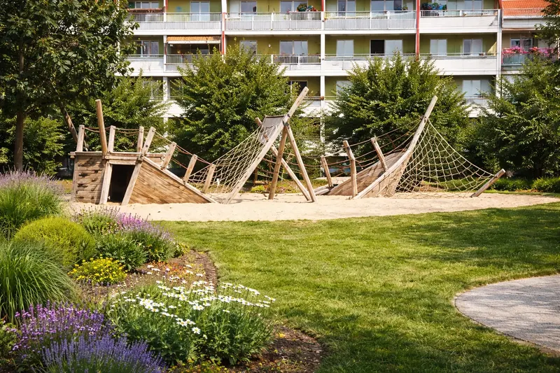 Spielplatzbau: Spielgeräte in einer neu angelegten Grünanlage